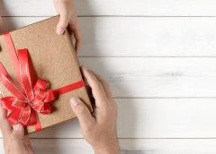 memberikan hadiah