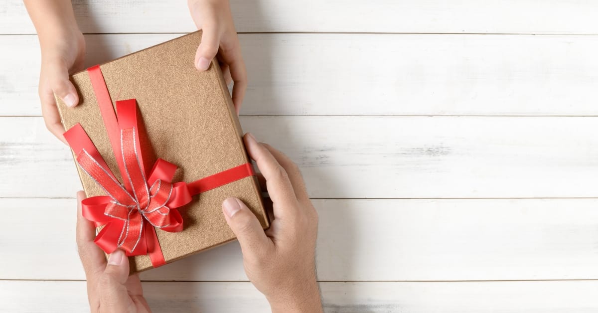 memberikan hadiah